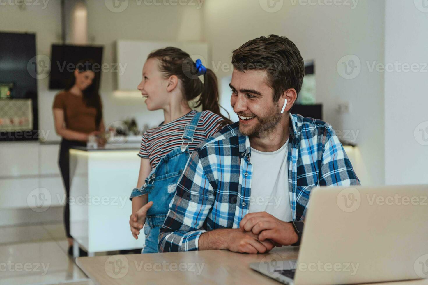 Vater und Tochter im modern Haus reden zusammen auf Laptop mit ihr Familie während Feiertage. das Leben von ein modern Familie foto