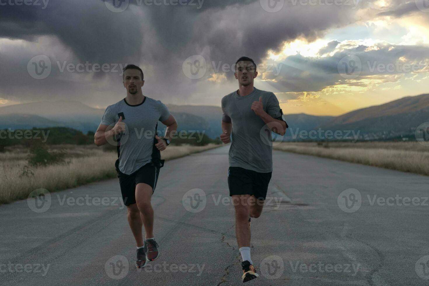 Gruppe von jung sportlich Menschen Joggen auf ein sonnig Morgen im das Stadt. foto