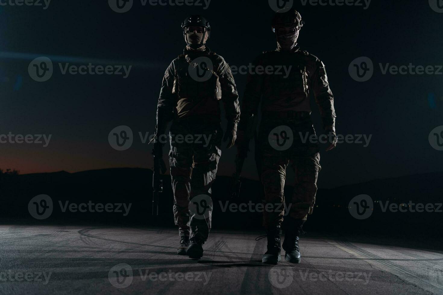 Soldaten Kader im Nacht Mission foto