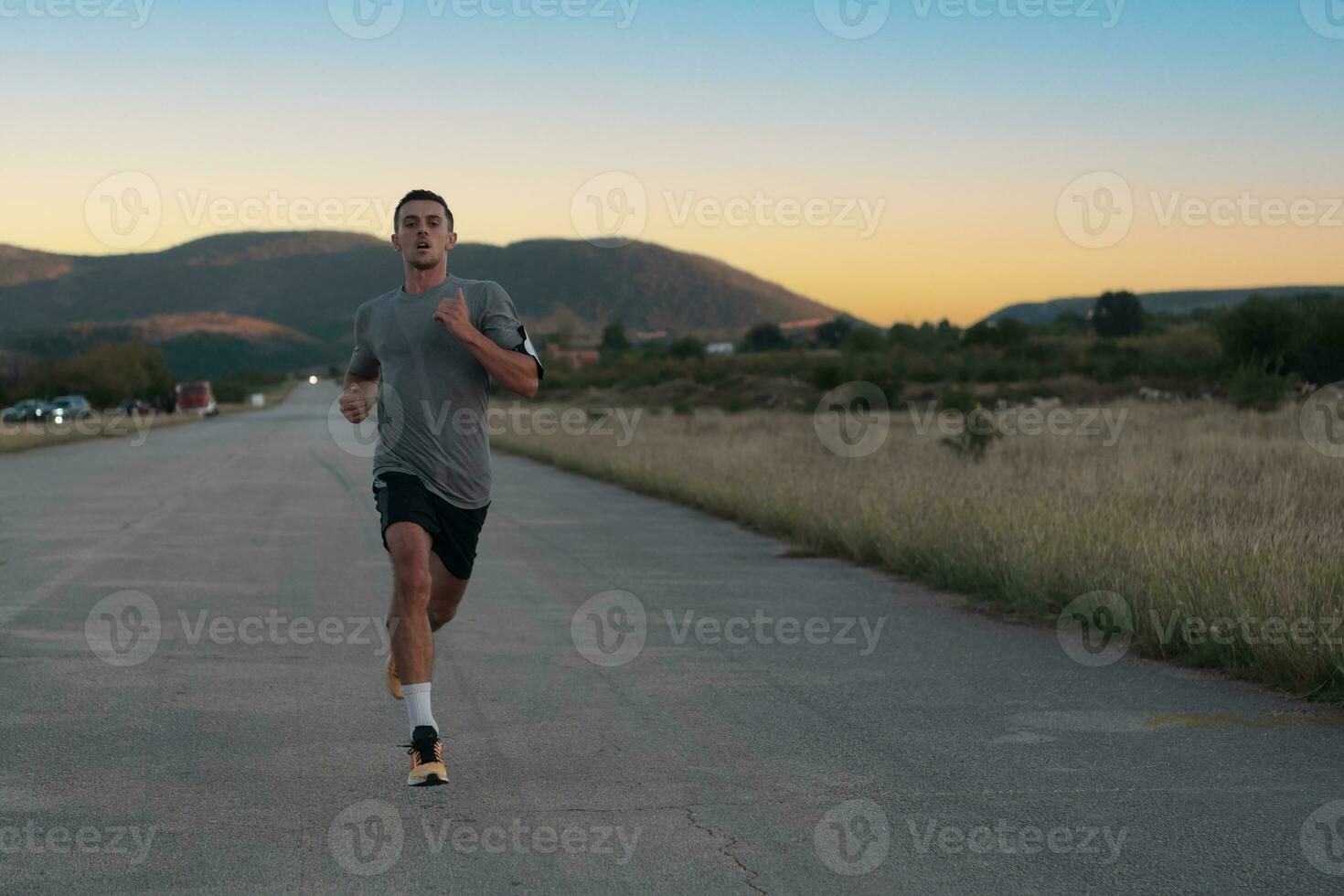 Sport Paar suchen beim ein Smartwatch während Stehen auf das Land Straße. ruhen nach Joggen und Laufen Übung und Überprüfung Herz Bewertung und Impuls. foto