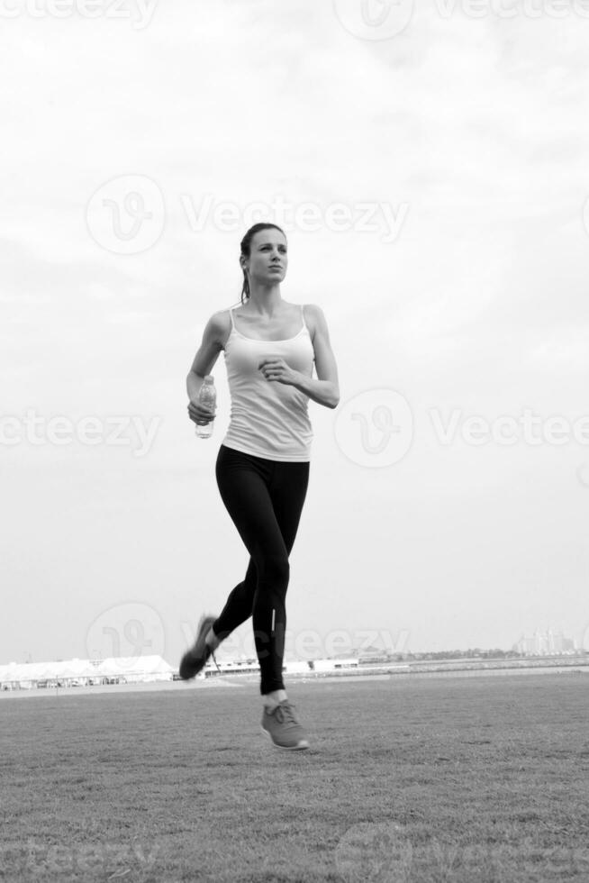 Frau, die am Morgen joggt foto