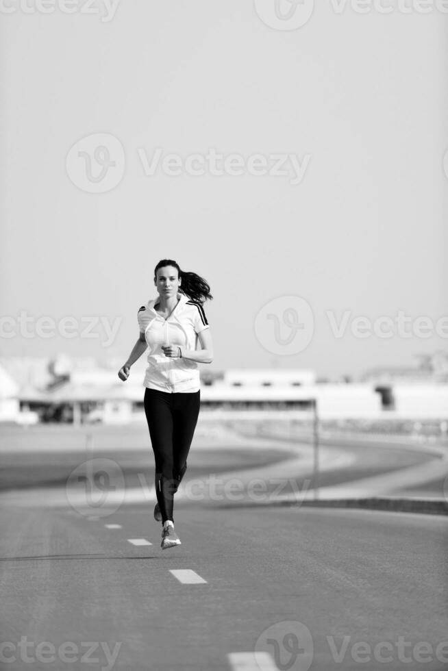 Frau, die am Morgen joggt foto