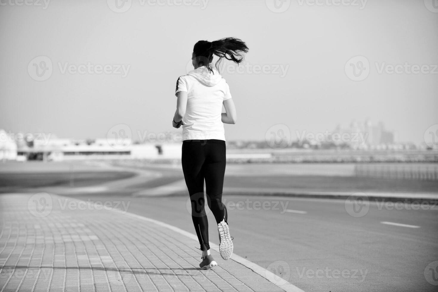Frau, die am Morgen joggt foto