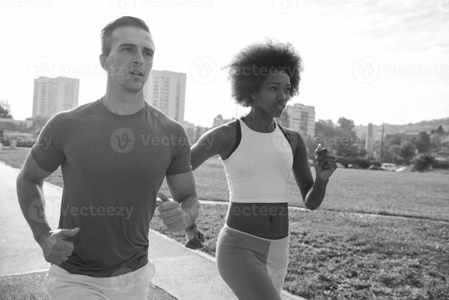 multiethnische gruppe von menschen beim joggen foto