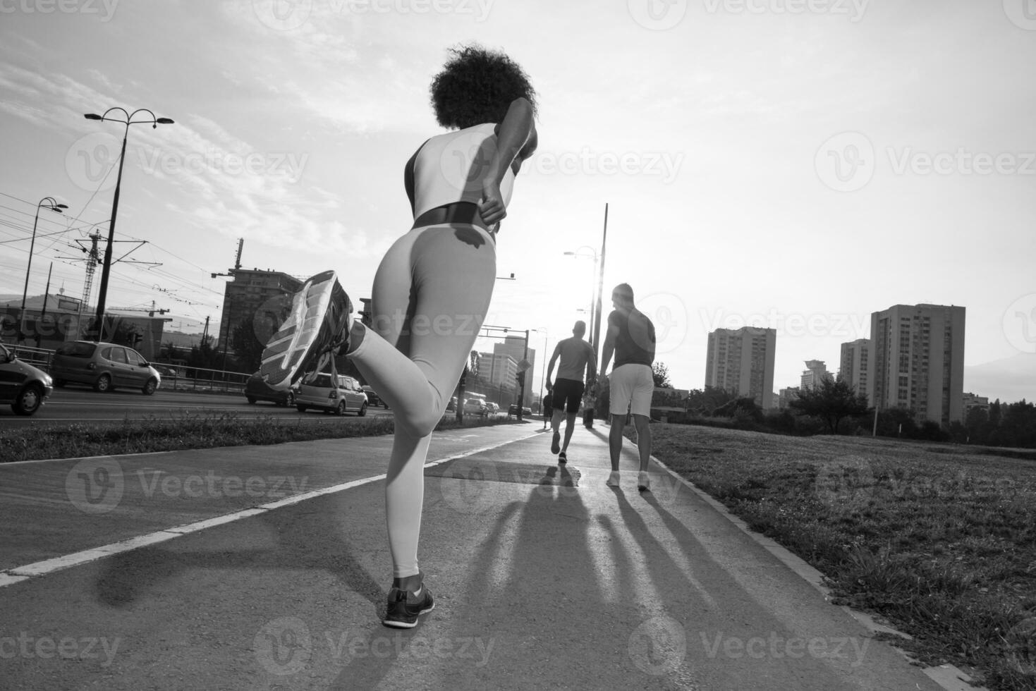 multiethnische gruppe von menschen beim joggen foto