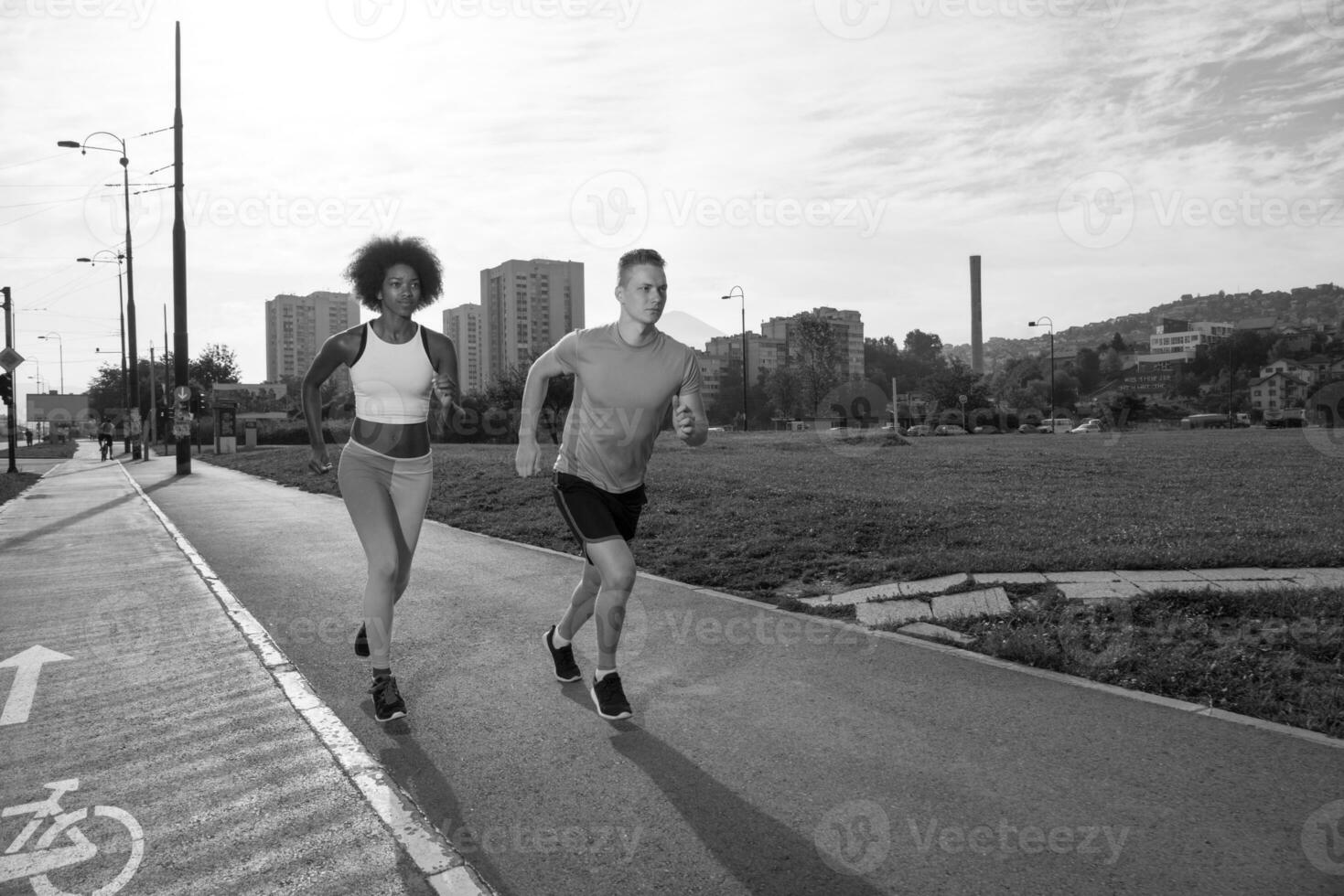 multiethnische gruppe von menschen beim joggen foto