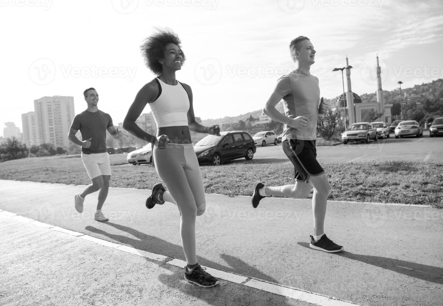 multiethnische gruppe von menschen beim joggen foto