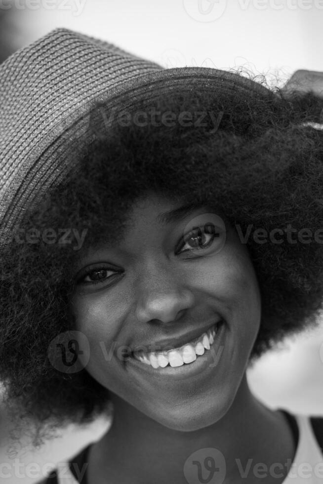 Nahaufnahme Porträt einer schönen jungen afroamerikanischen Frau, die lächelt und nach oben schaut foto