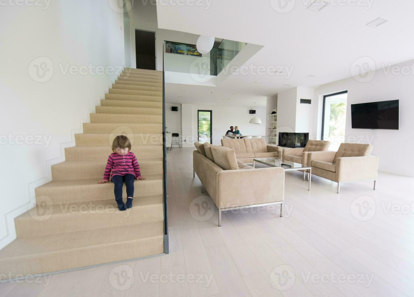 Familie mit kleinem Mädchen genießt im modernen Wohnzimmer foto