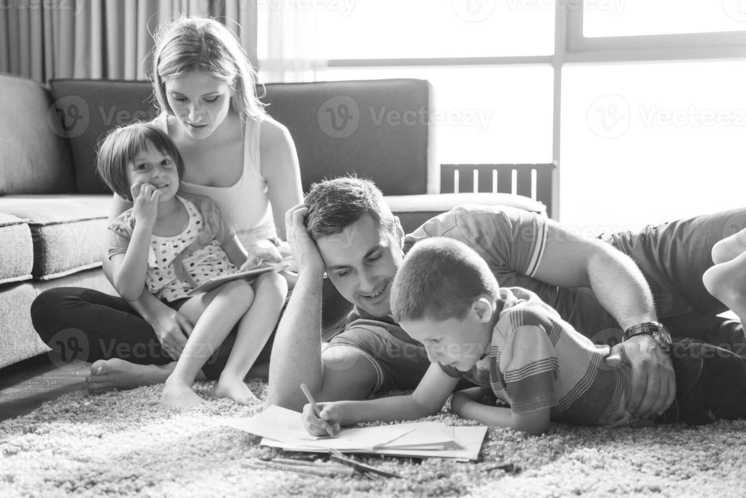 junges paar verbringt zeit mit kindern foto