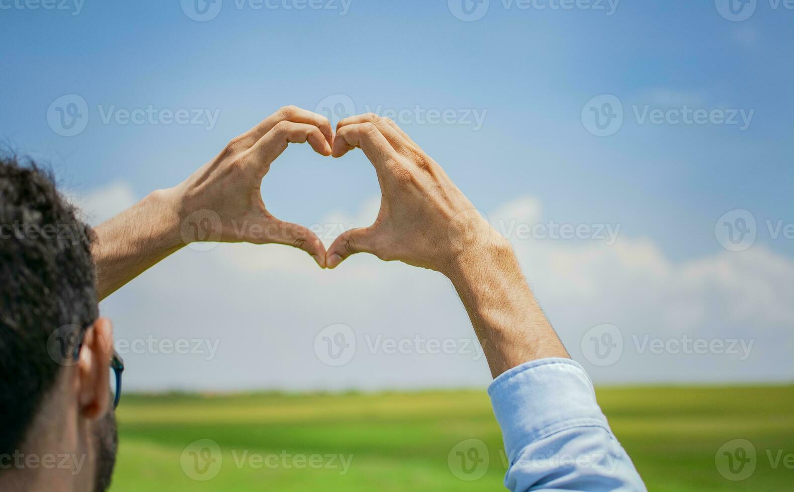 Hände zusammen im das gestalten von ein Herz, des Mannes Hände zusammen im das gestalten von ein Herz, Hände Bildung ein Herz im das Feld, Konzept von Person Erstellen ein Herz mit ihr Hände foto