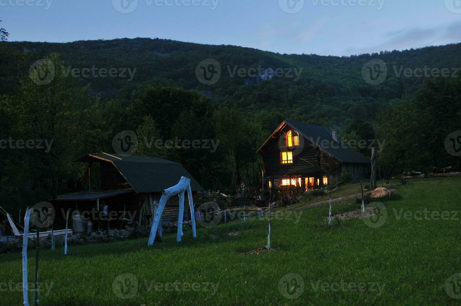 hölzernes Landhaus in der Nacht foto