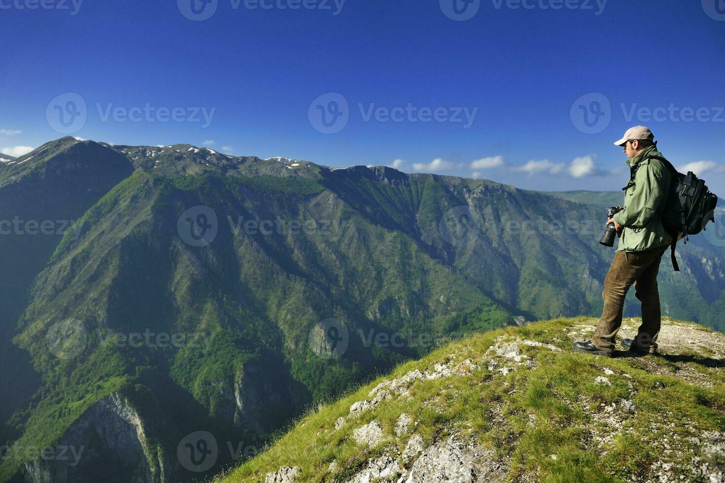 Naturfotograf mit Digitalkamera foto