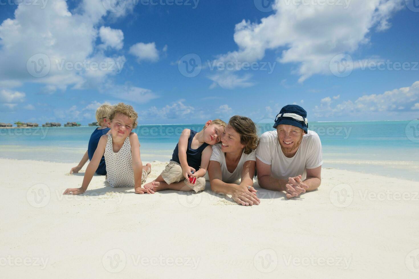 glückliche Familie im Urlaub foto