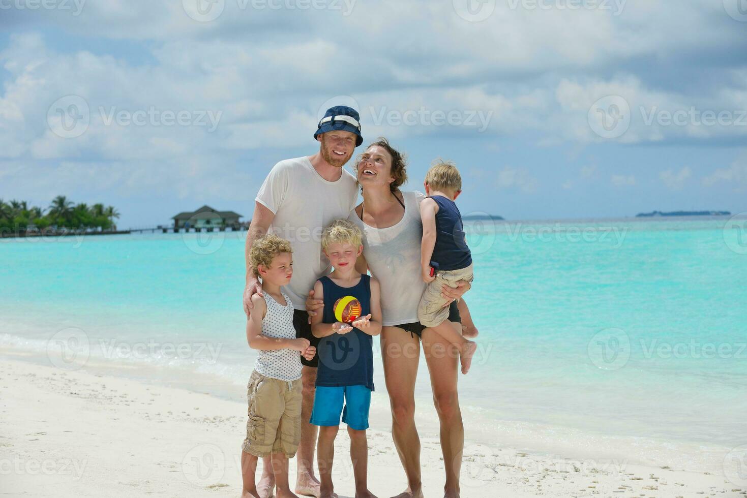 glückliche Familie im Urlaub foto