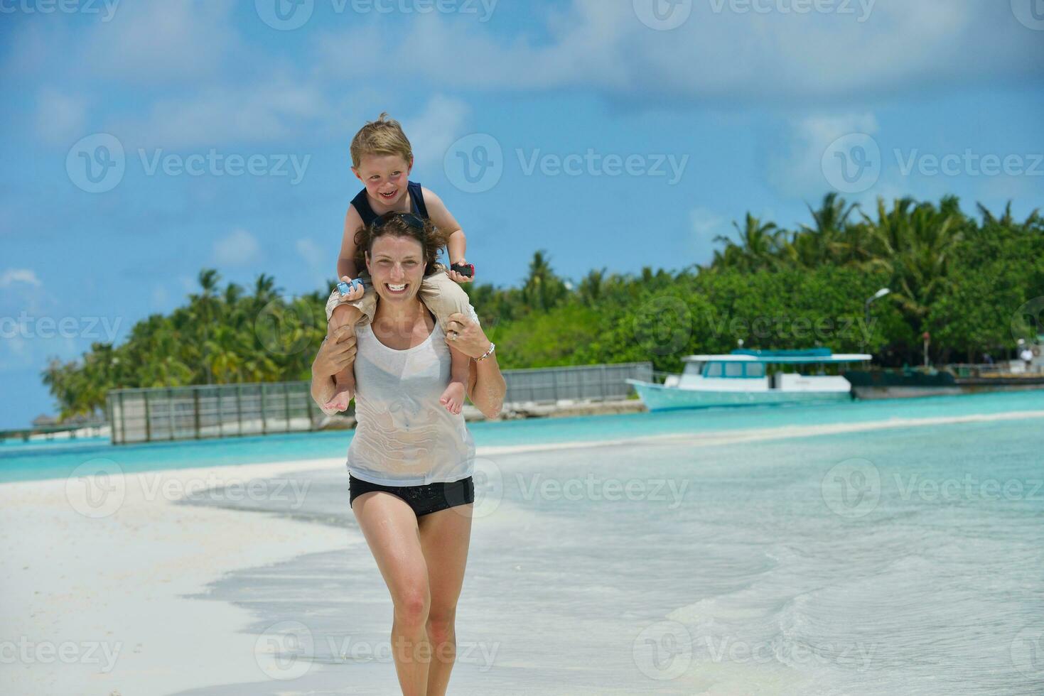 glückliche Familie im Urlaub foto