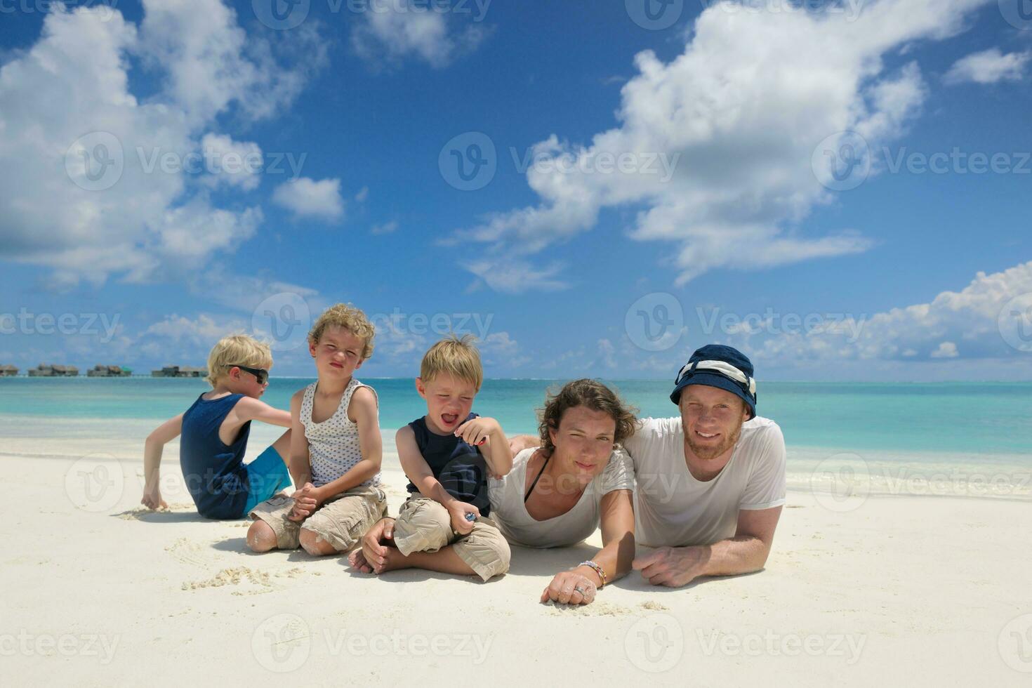 glückliche Familie im Urlaub foto