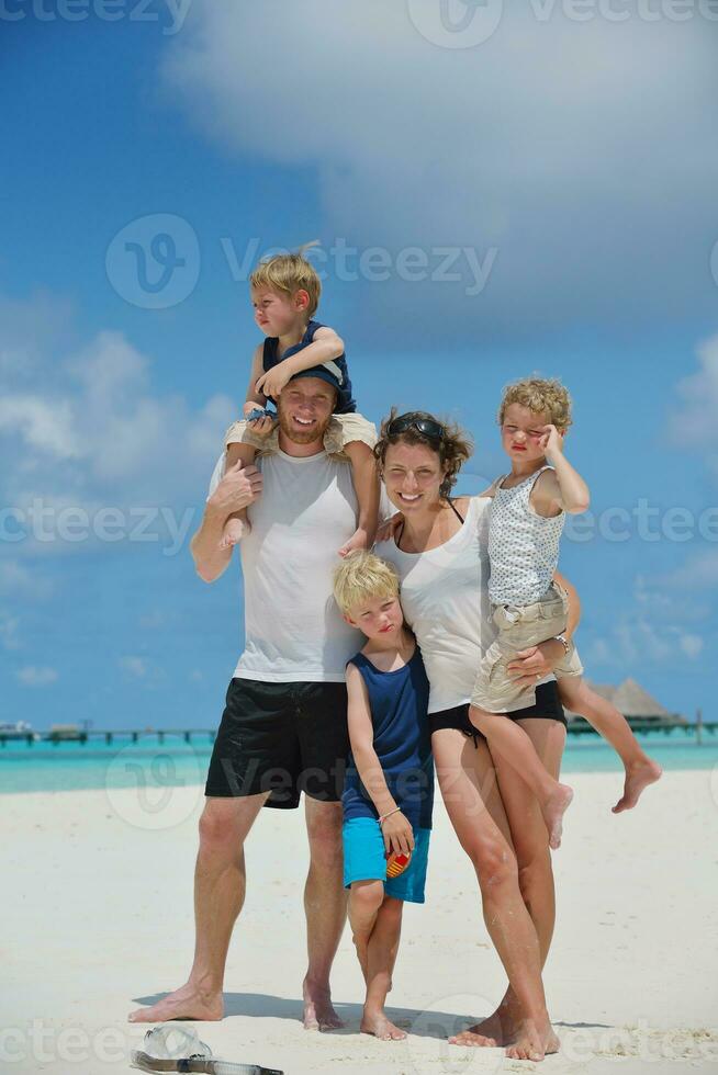 glückliche Familie im Urlaub foto