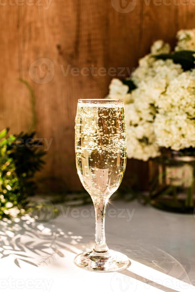 Rose erröten Wein in Gläsern. Flasche Roséwein mit Blumen foto