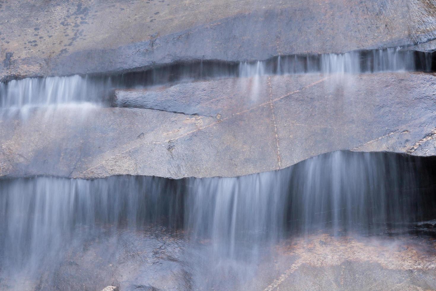 Wasser fließt an einem schönen Wasserfall foto