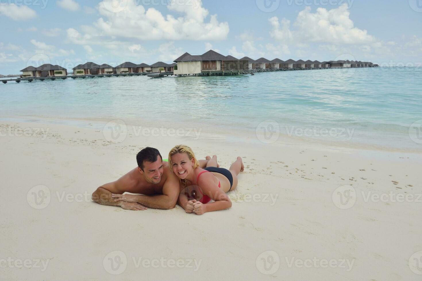 glückliches junges paar in den sommerferien hat spaß und entspannt sich foto