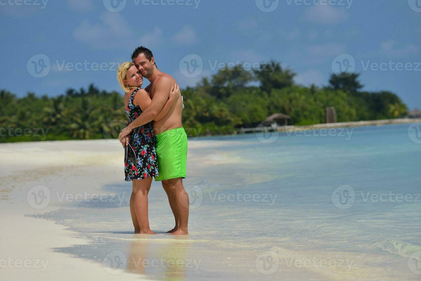 glückliches junges paar in den sommerferien hat spaß und entspannt sich foto