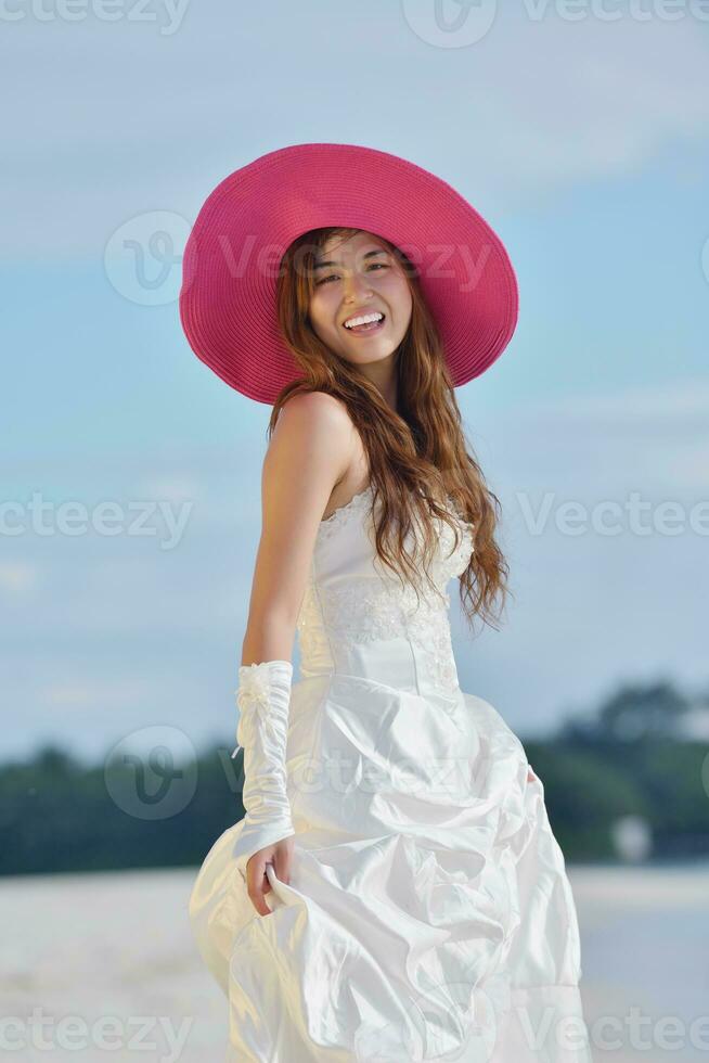 asiatische Braut am Strand foto