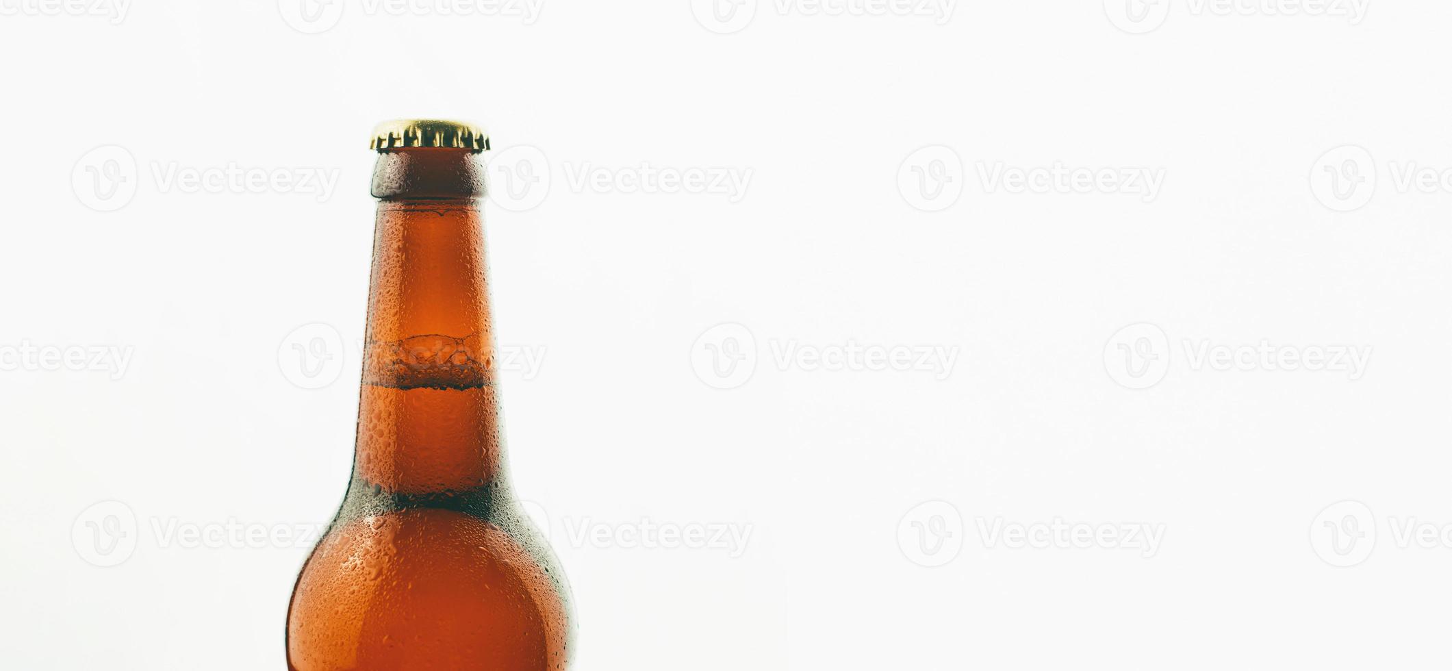 Nahaufnahme Foto der goldenen Bierflasche über weißem Hintergrund Banner