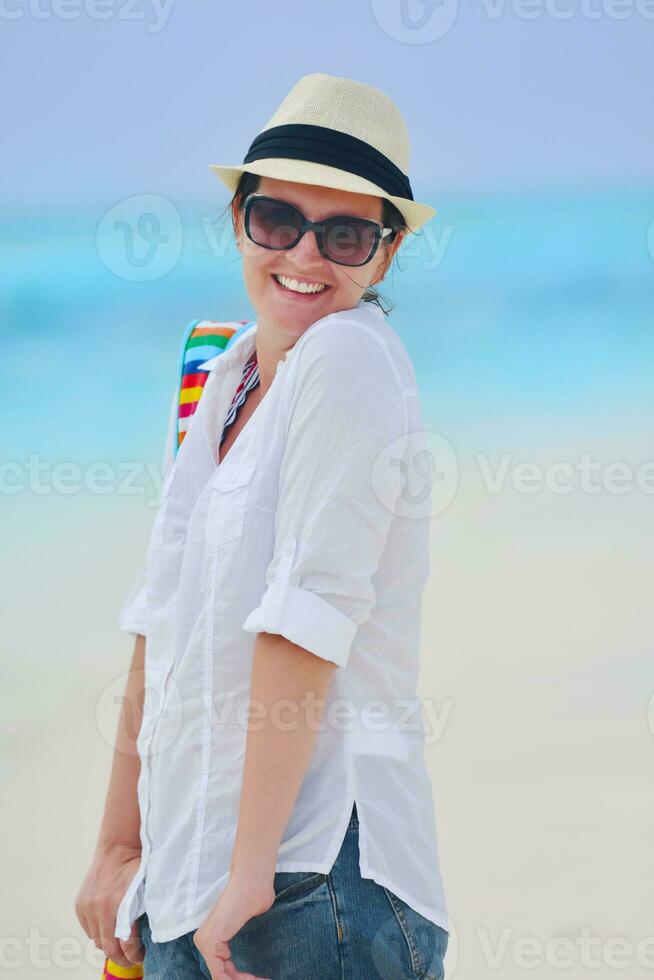 glückliche frau genießt sommerferien foto