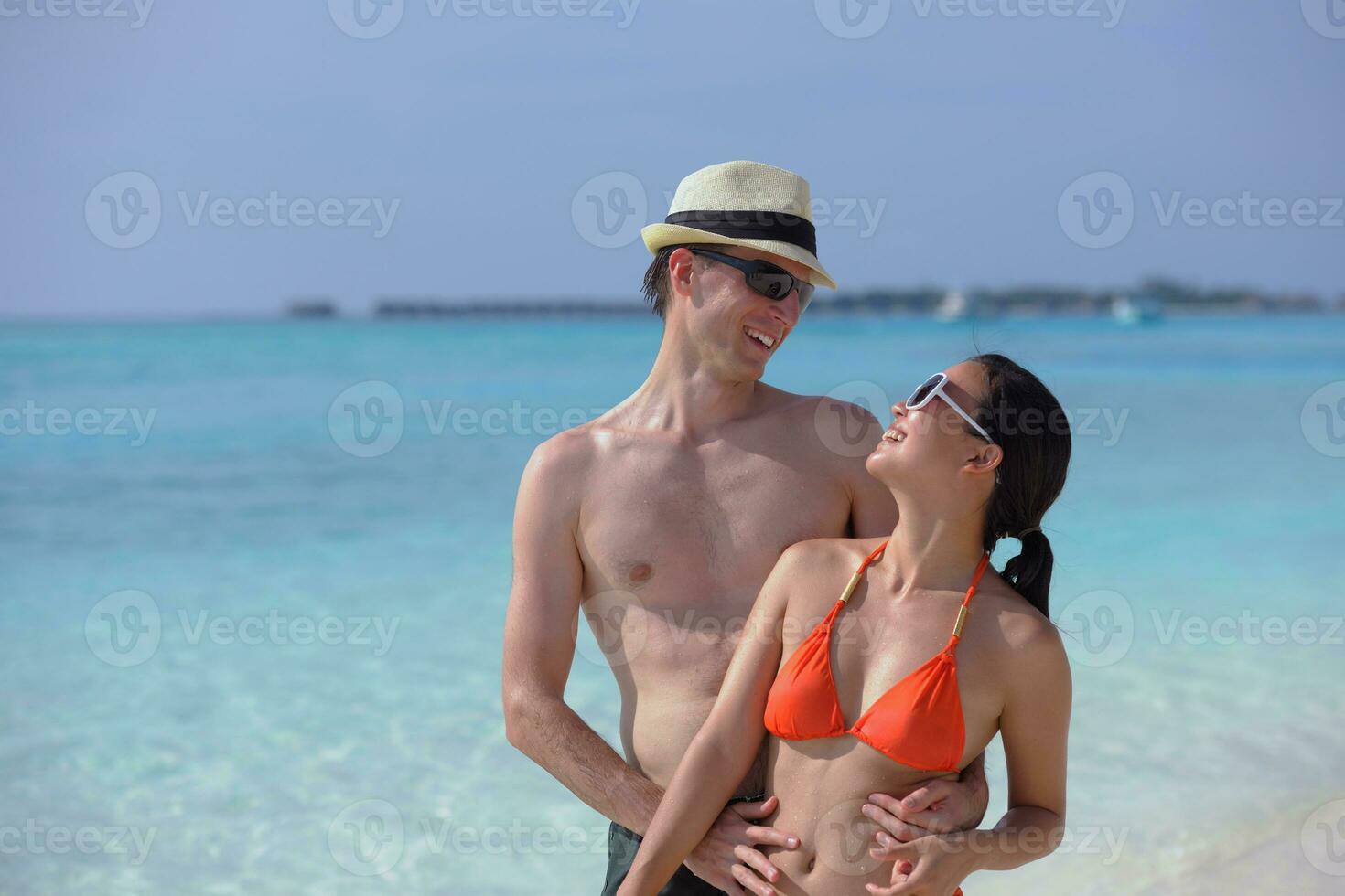 glückliches junges Paar viel Spaß am Strand foto