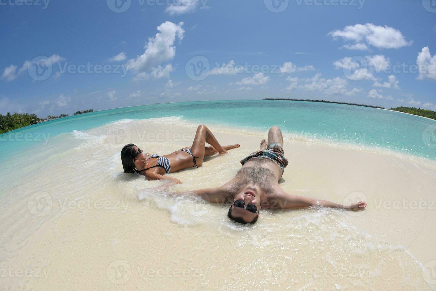 glückliches junges Paar viel Spaß am Strand foto