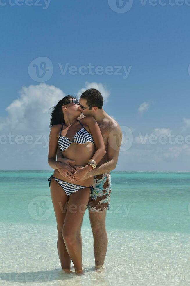 glückliches junges Paar viel Spaß am Strand foto