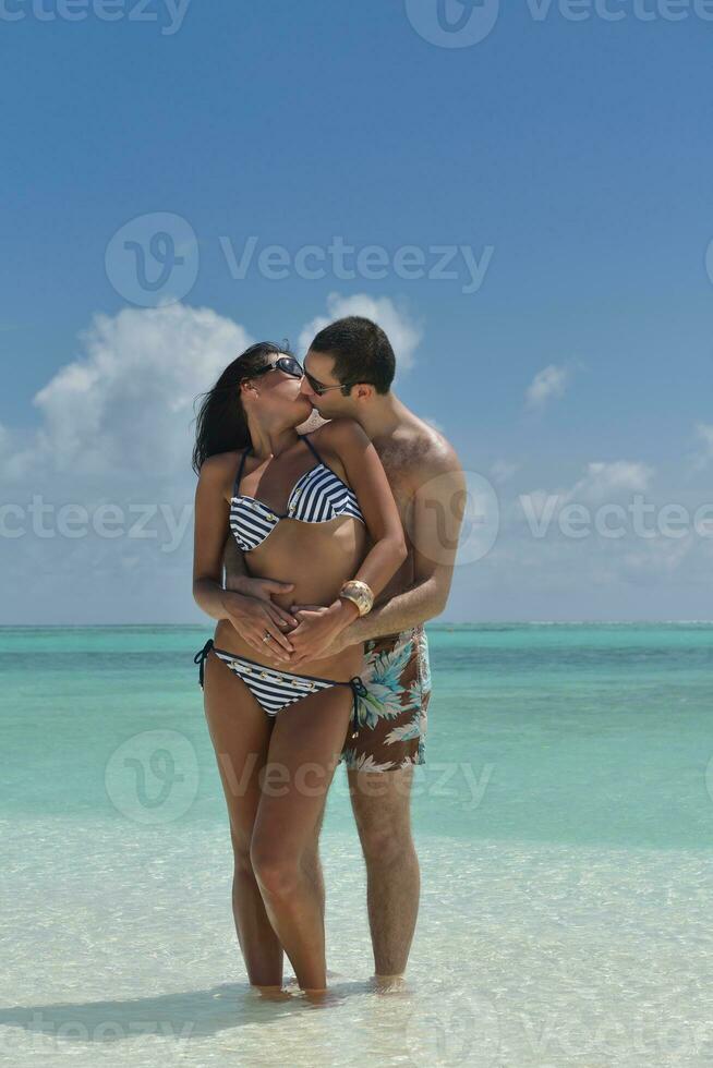 glückliches junges Paar viel Spaß am Strand foto