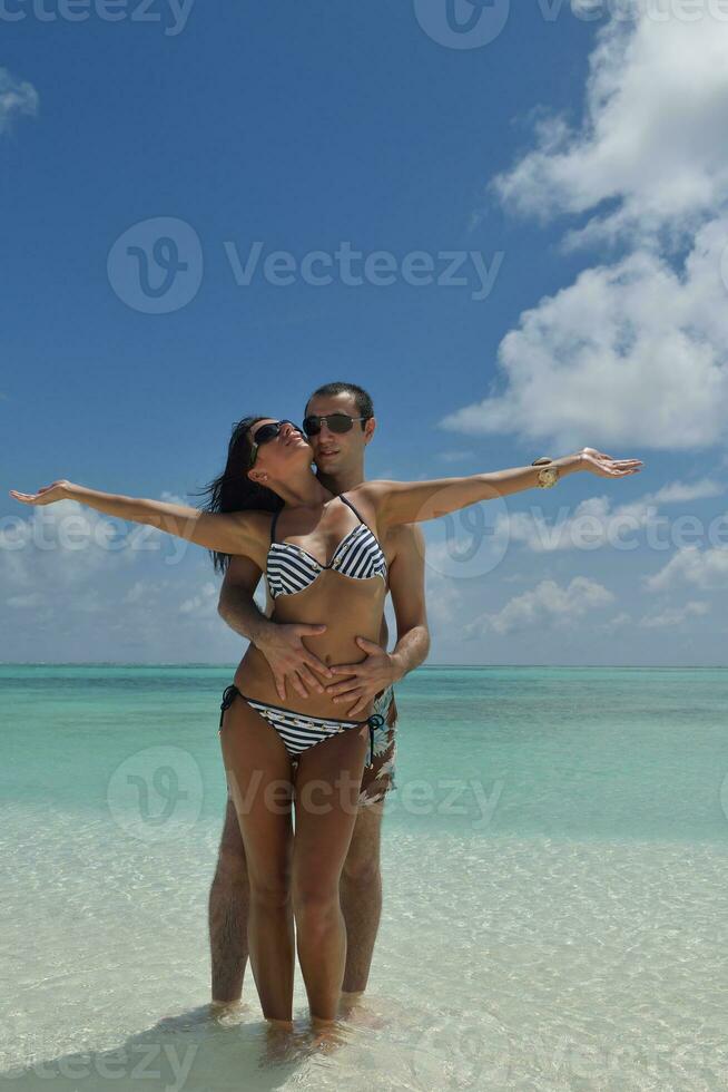 glückliches junges Paar viel Spaß am Strand foto