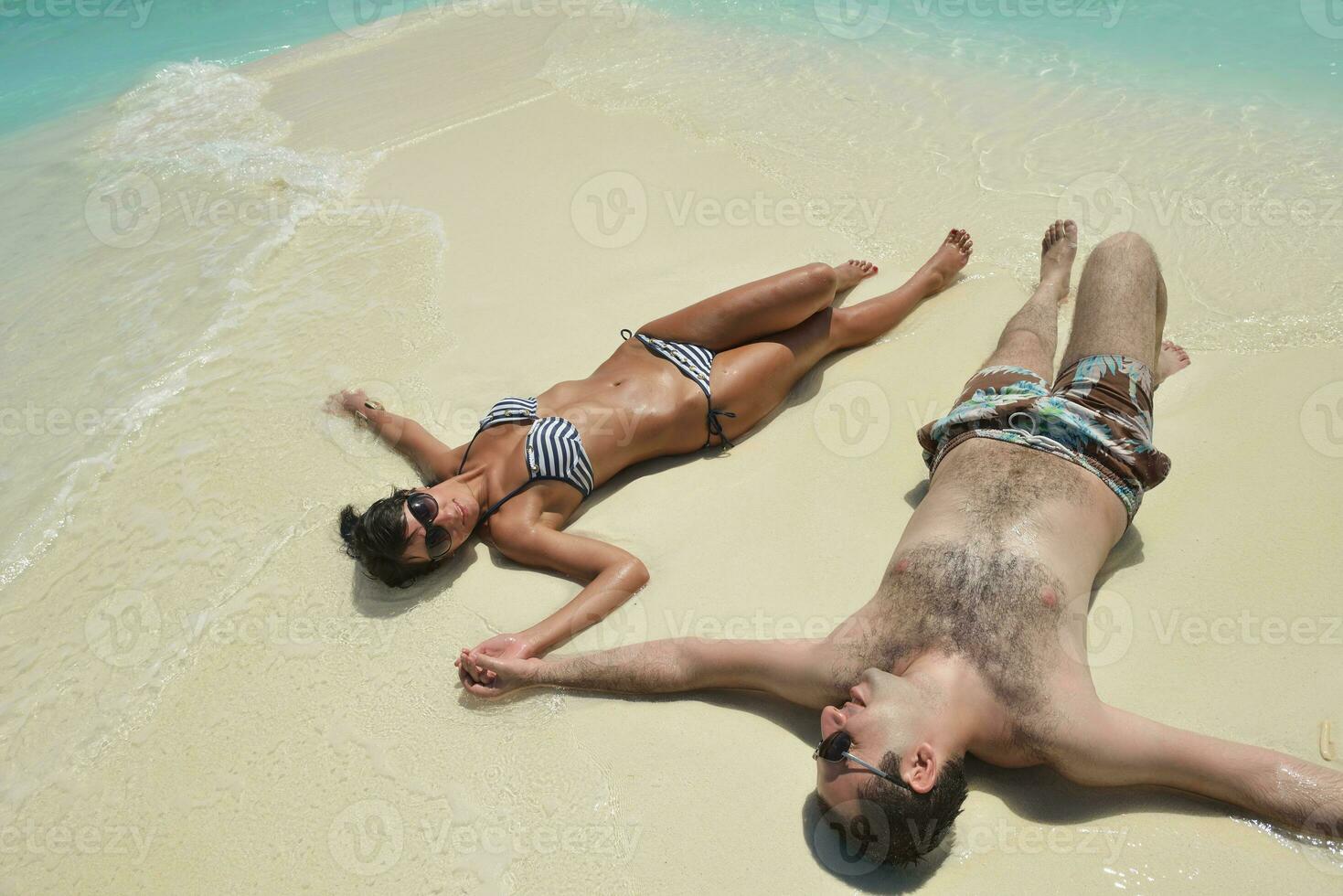 glückliches junges Paar viel Spaß am Strand foto