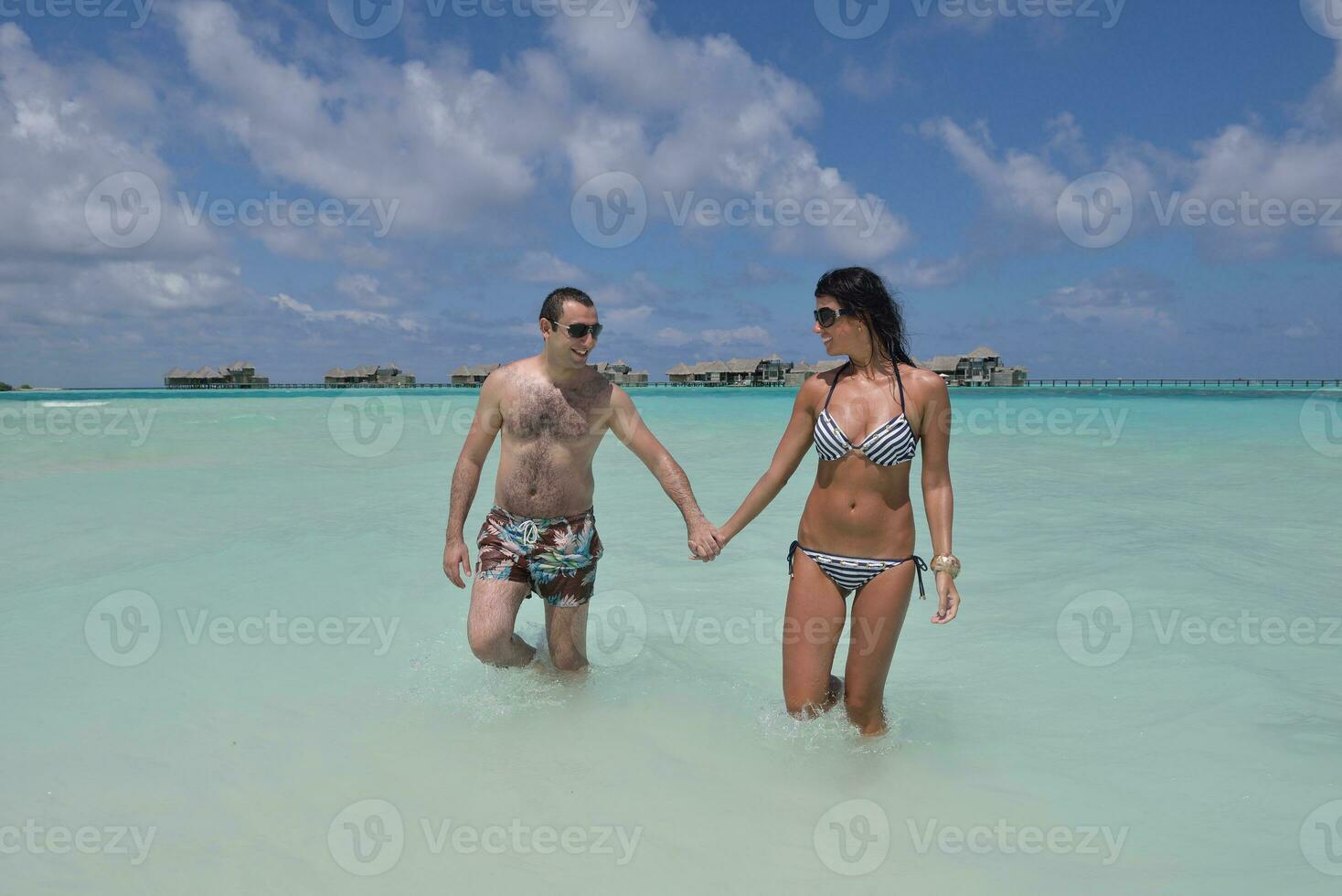 glückliches junges Paar viel Spaß am Strand foto