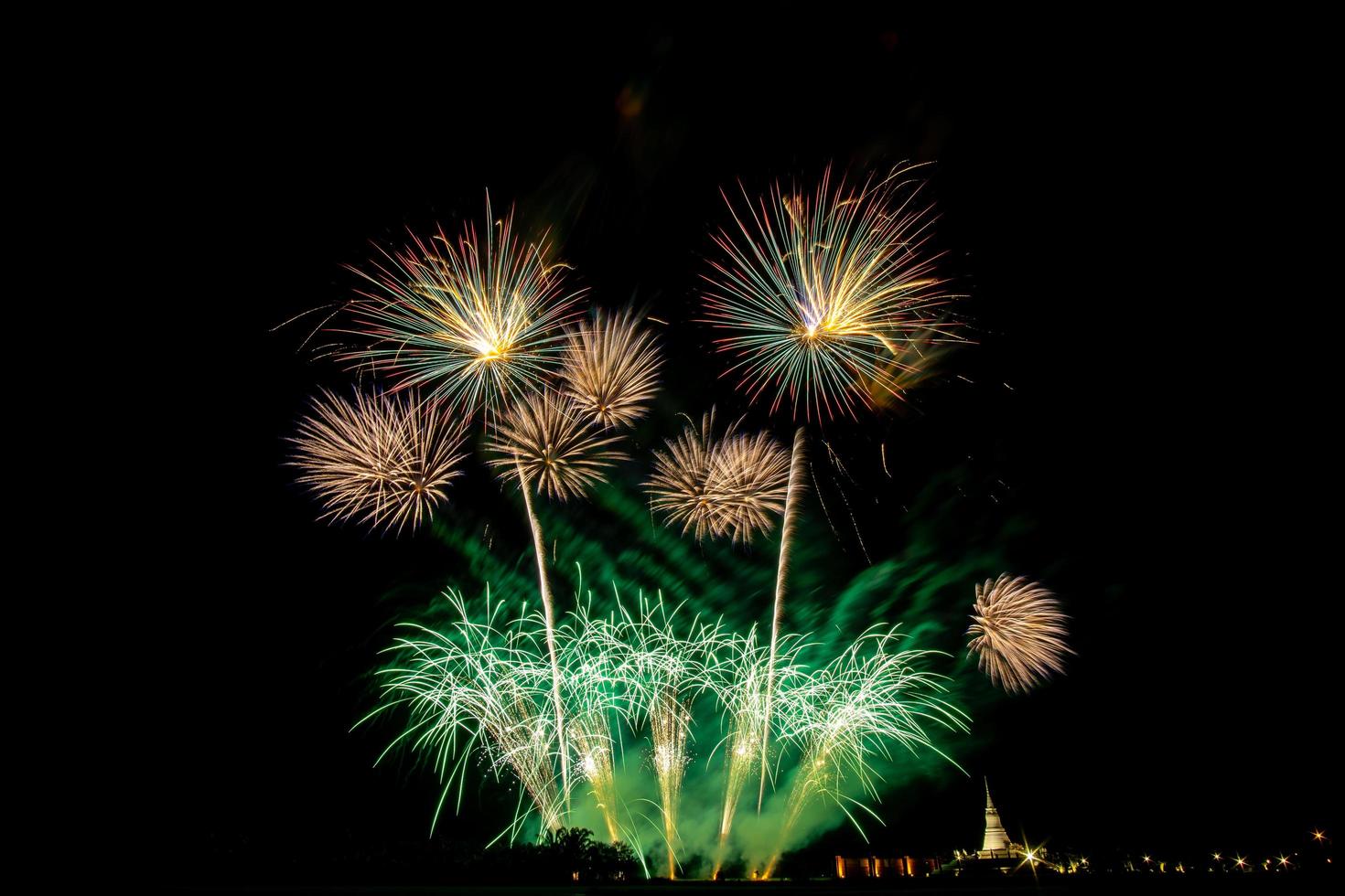 riesiges, buntes Feuerwerk über den Reisfeldern in der Abenddämmerung. foto