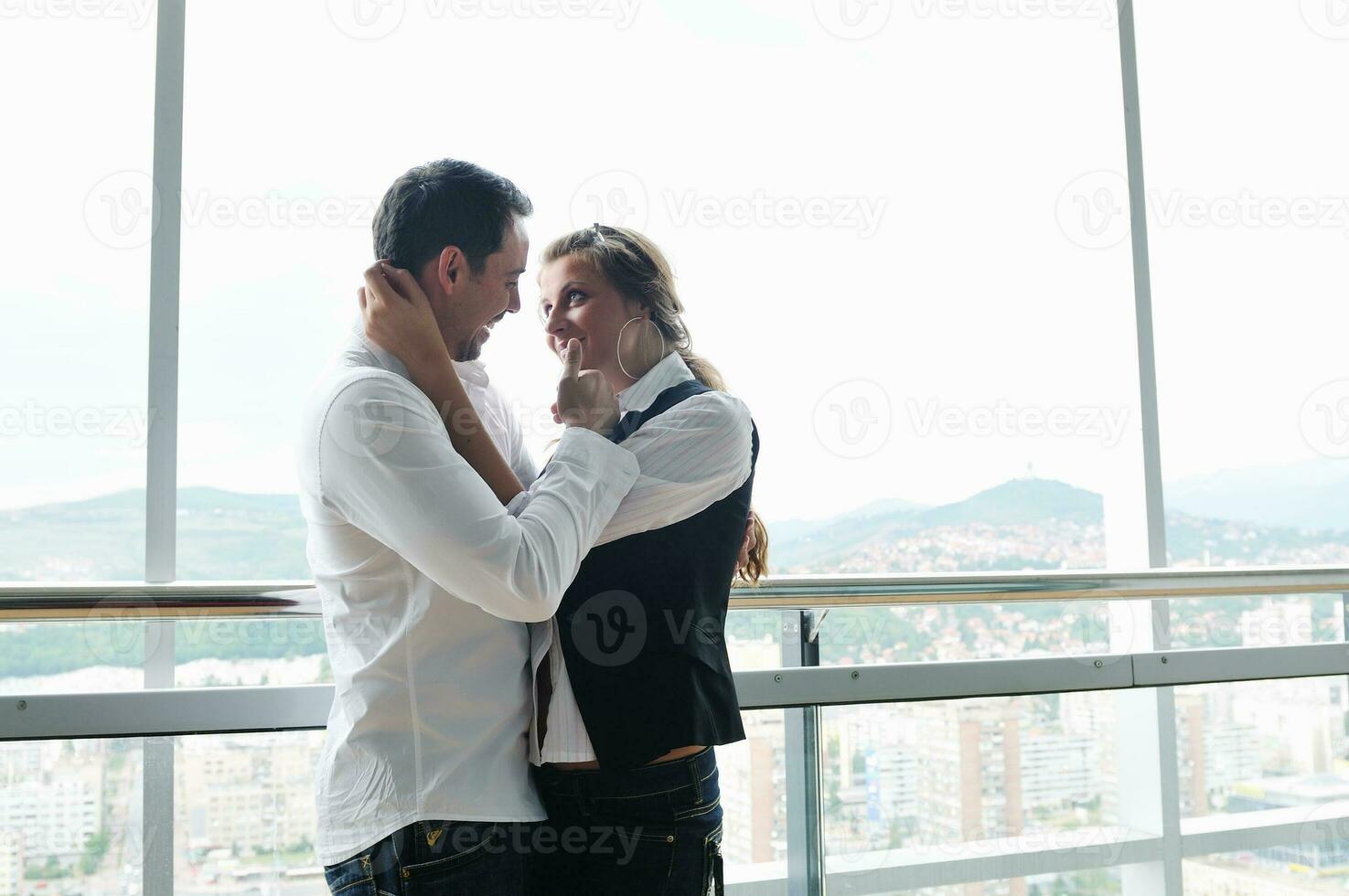 romantisches glückliches Paar auf dem Balkon foto