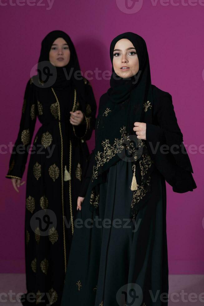 zwei schön Muslim Frau im modisch Kleid mit Hijab isoliert auf modern Rosa Hintergrund Darstellen Konzept von modern Islam und Ramadan kareem foto