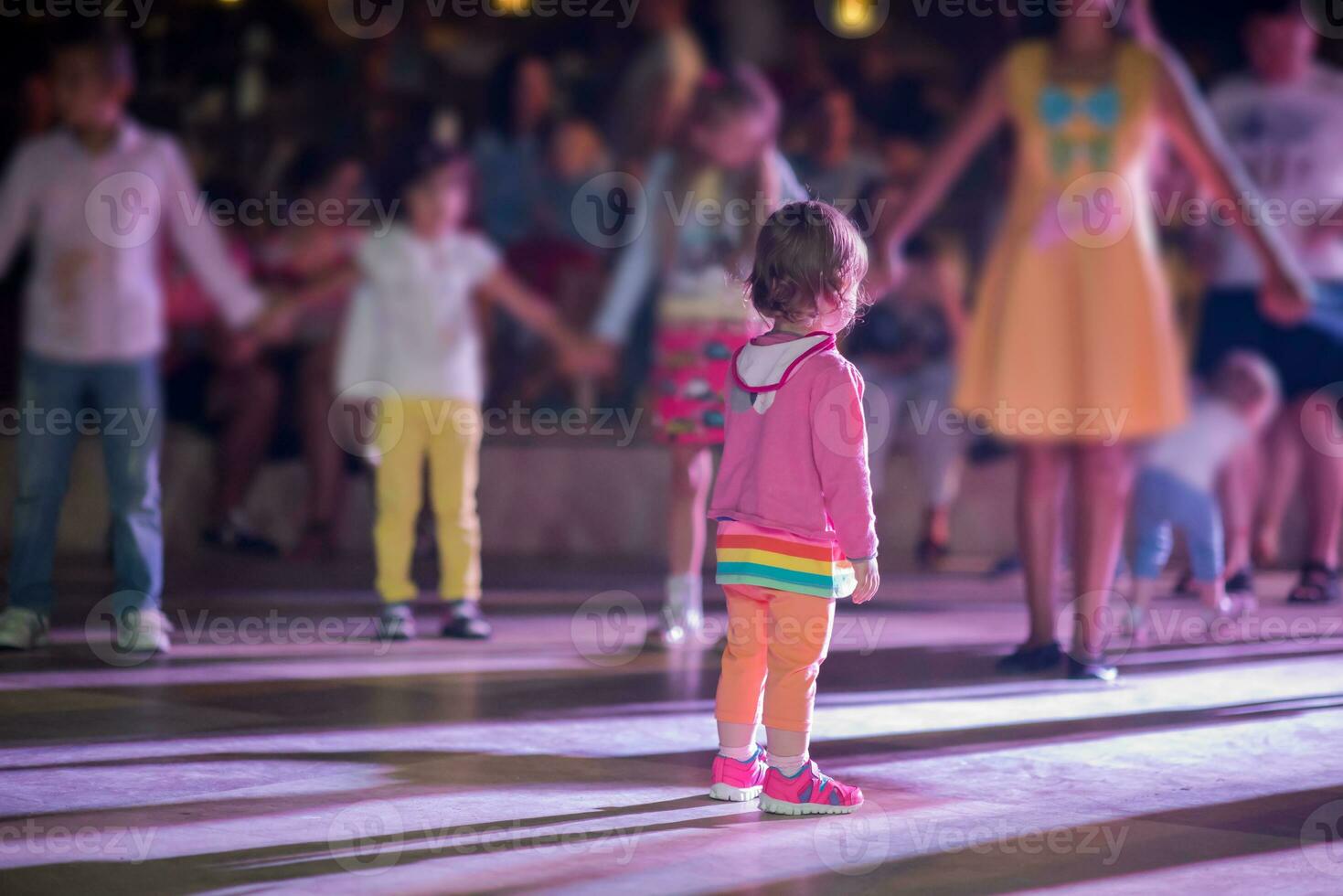 kleines Mädchen tanzt in der Kinderdisco foto