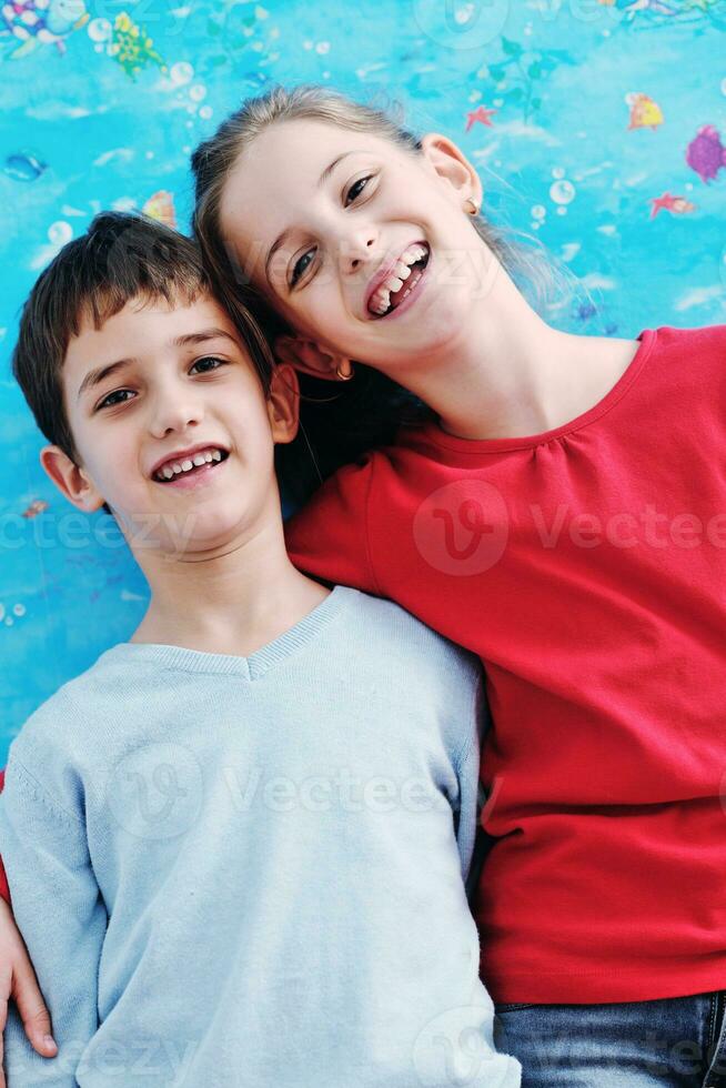 Porträt von glücklich Bruder und Schwester beim Zuhause foto