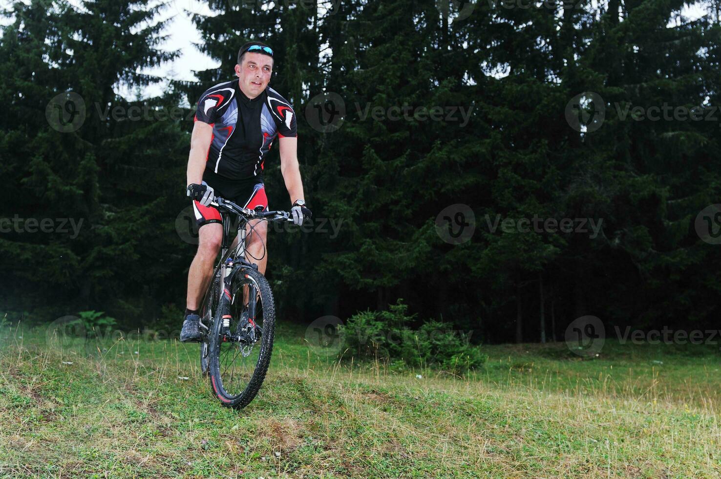 Mountainbike-Fahrt im Freien foto