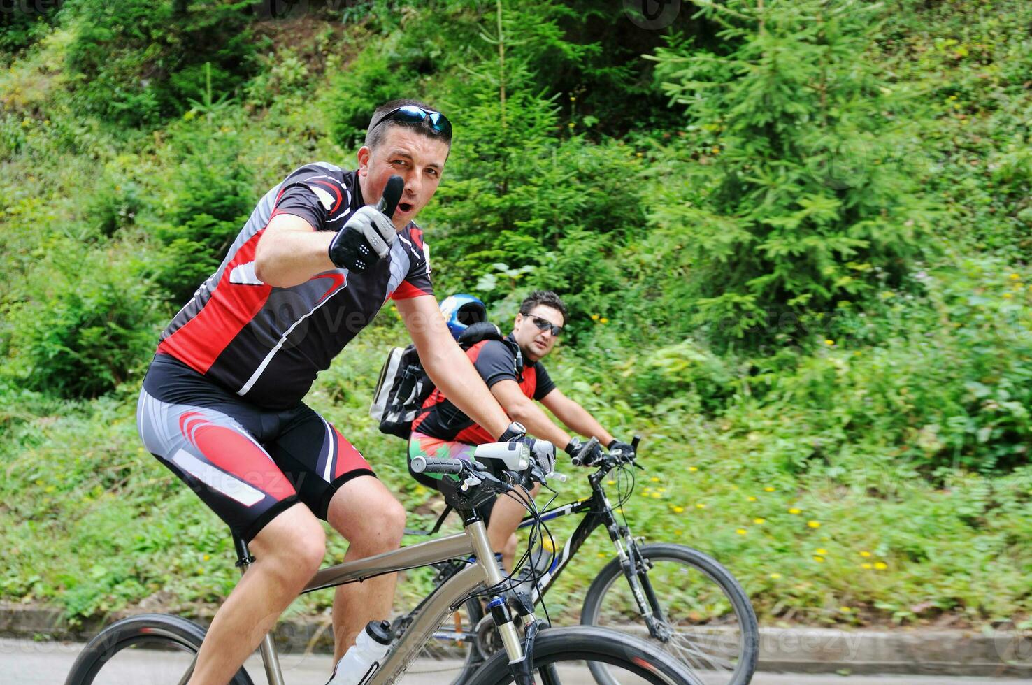 Freundschaft im Freien auf dem Mountainbike foto