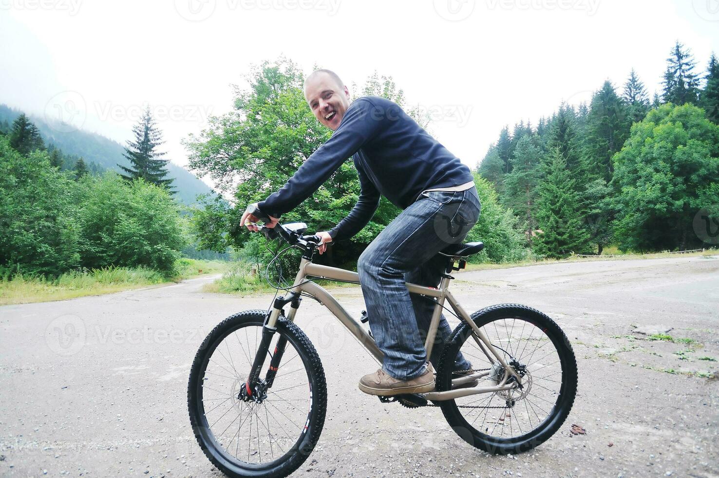 Mountainbike-Mann im Freien montieren foto