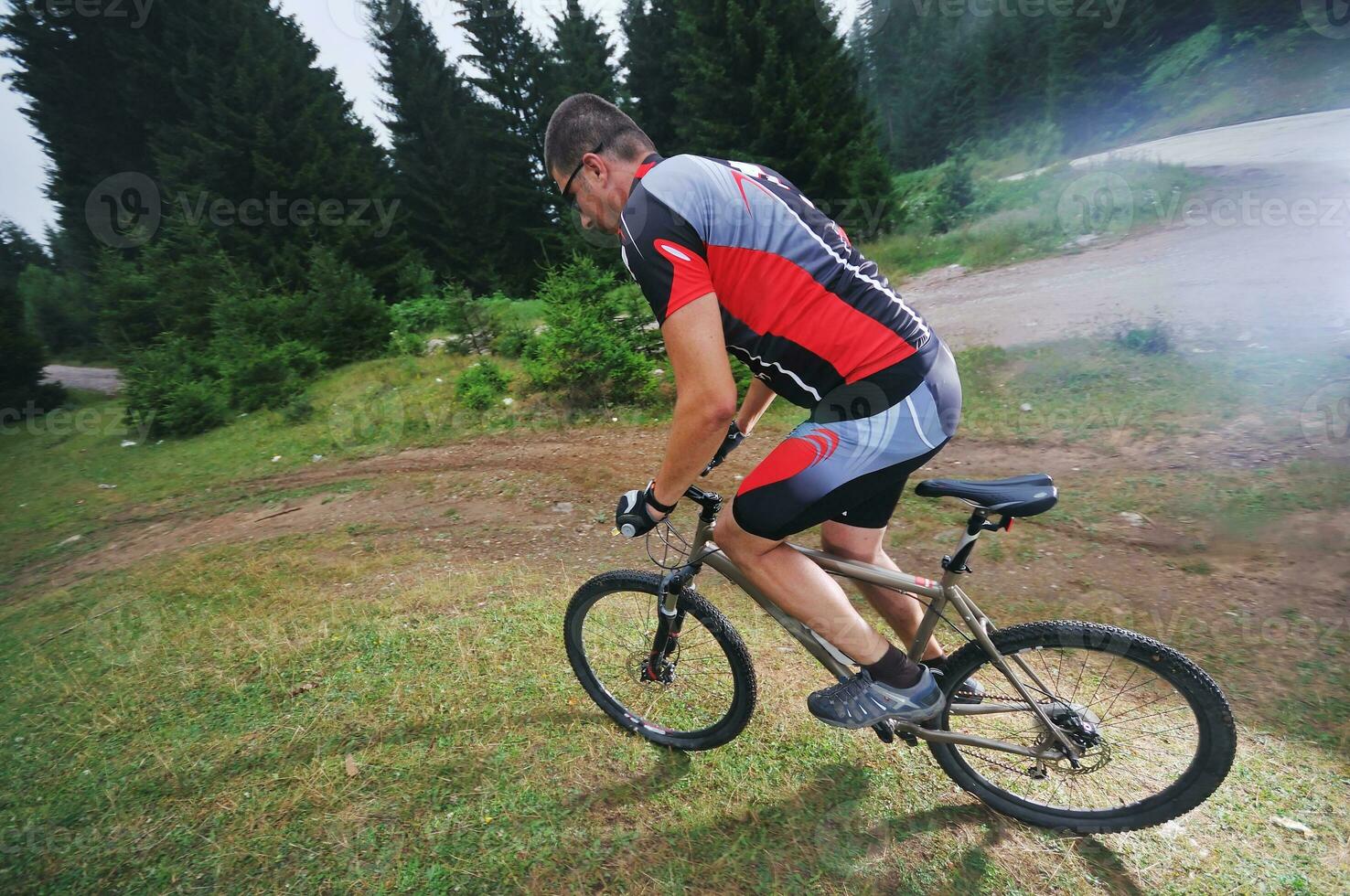 Mountainbike-Mann im Freien montieren foto