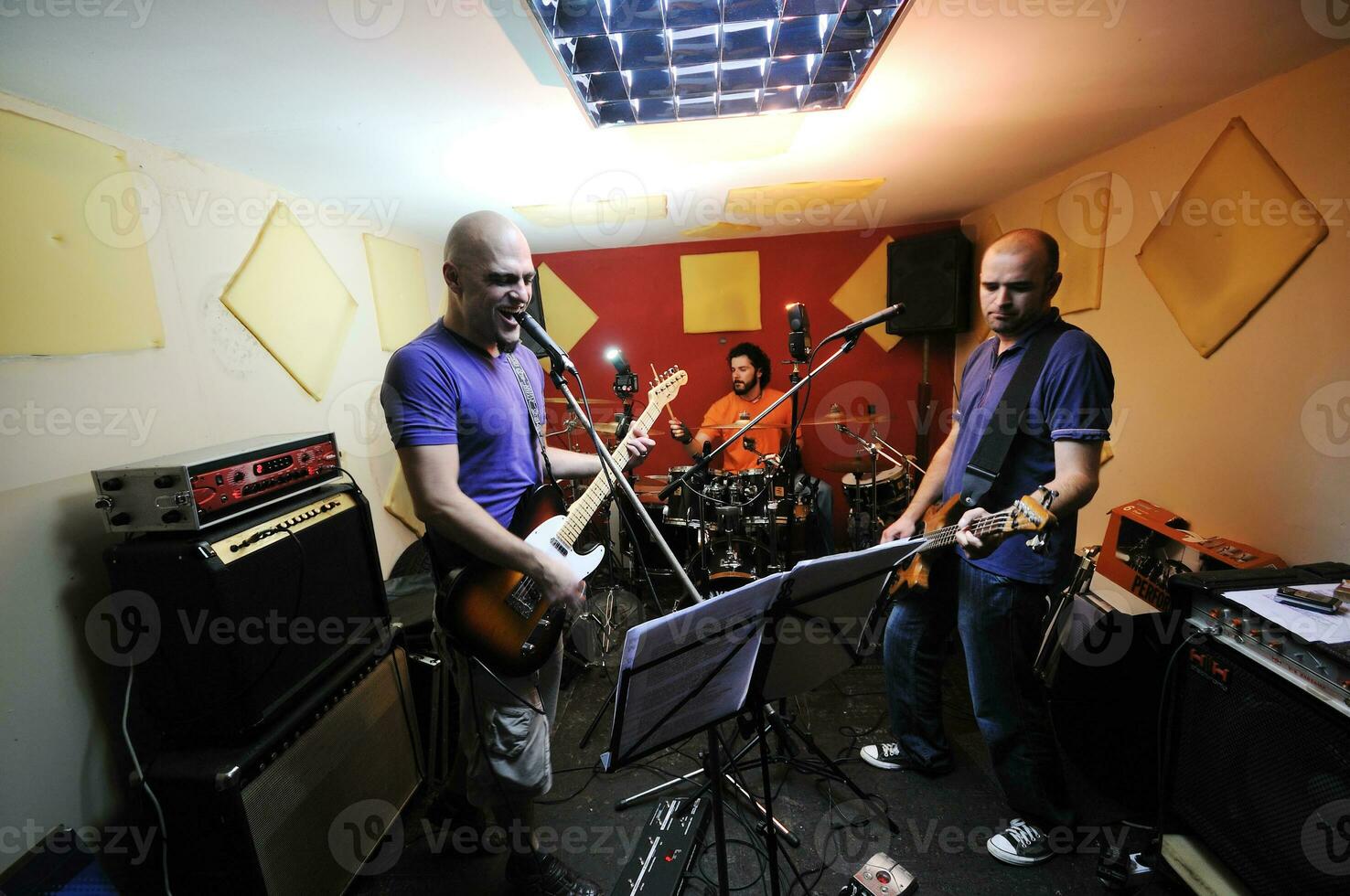 Musikband hat Training in der Garage foto