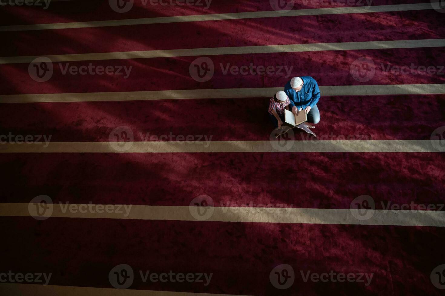 muslimischer gebetsvater und sohn in der moschee beten und lesen holly book quran zusammen islamisches bildungskonzept foto