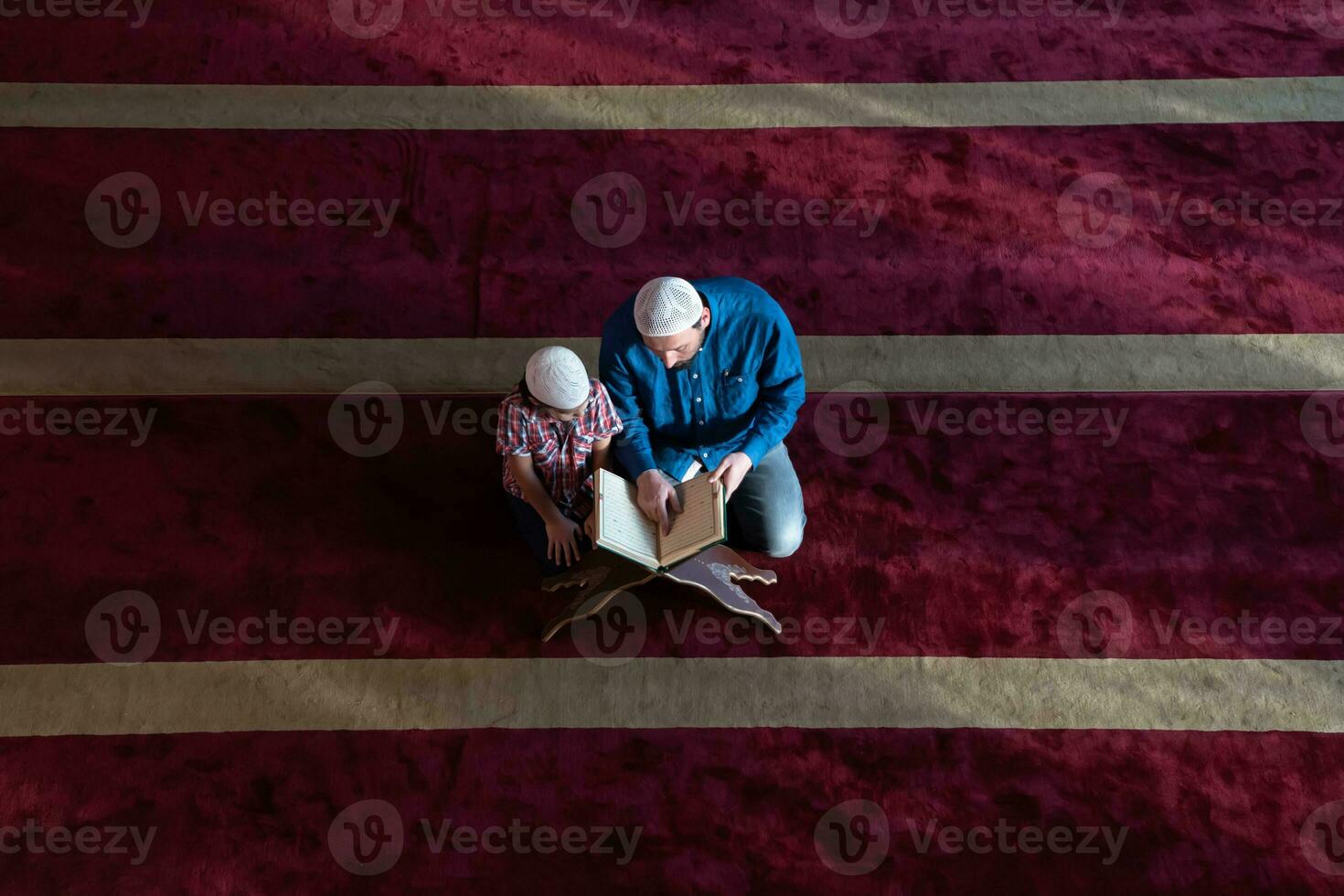 muslimischer gebetsvater und sohn in der moschee beten und lesen holly book quran zusammen islamisches bildungskonzept foto