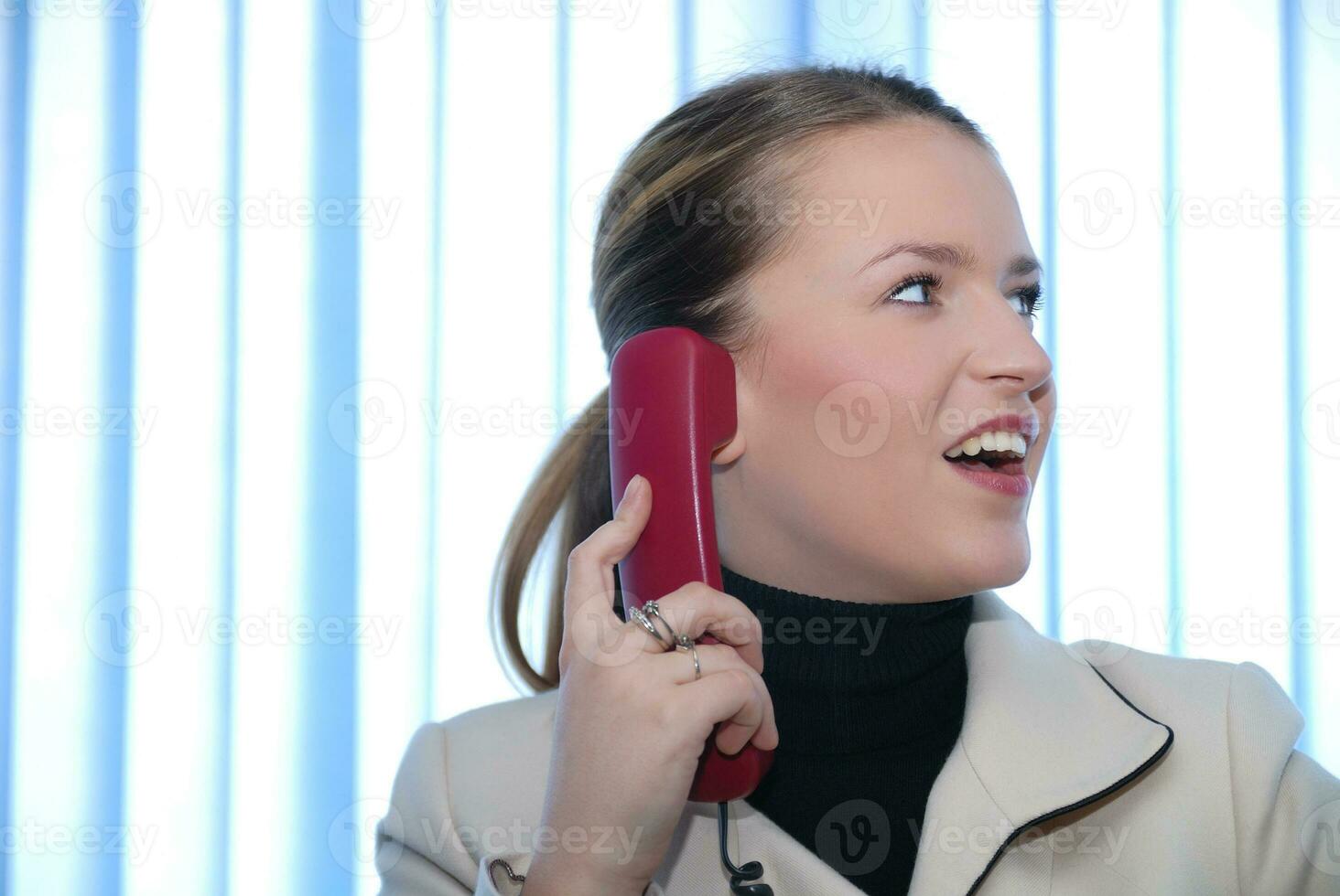 .Geschäftsfrau, die per Telefon spricht foto