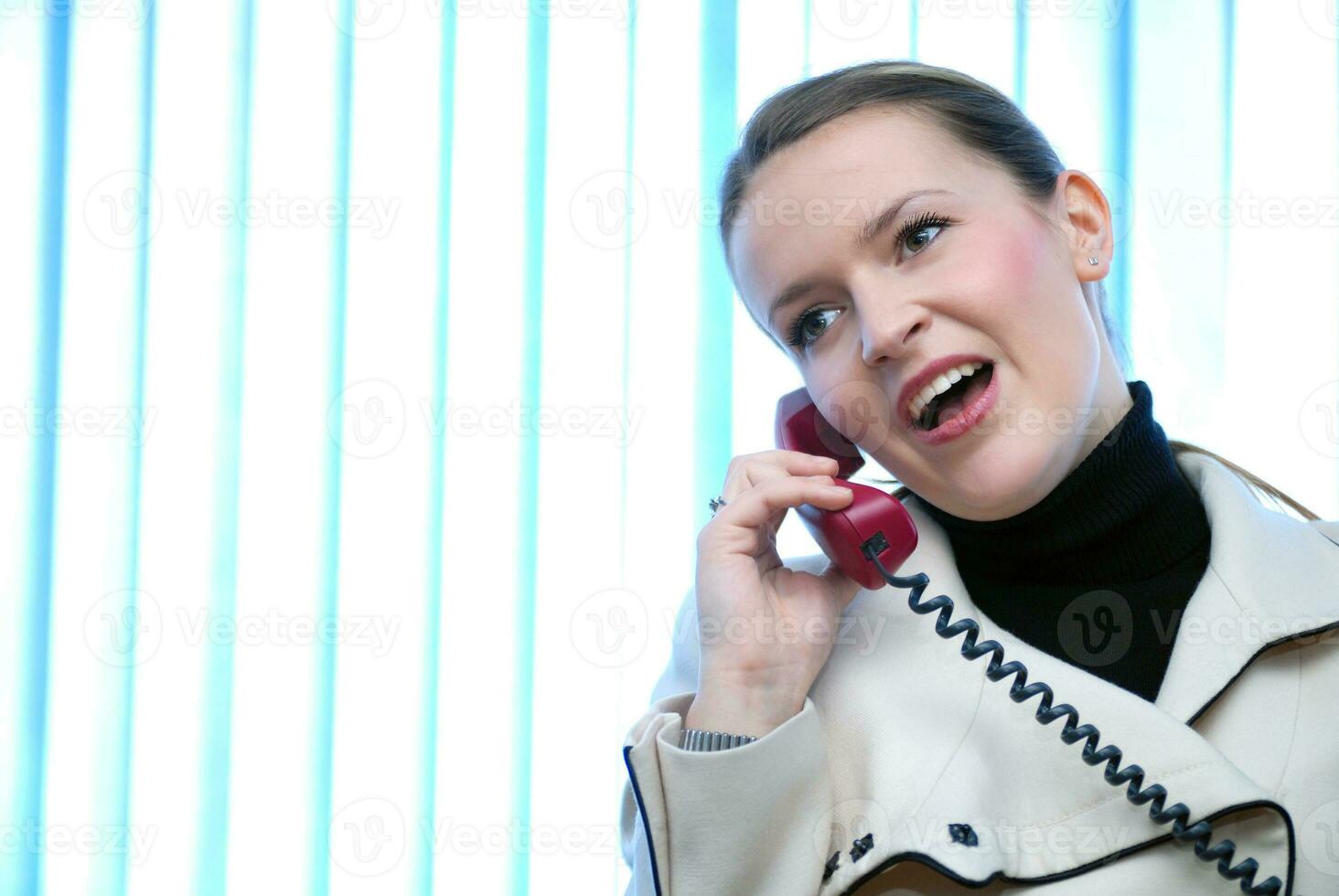 .Geschäftsfrau, die per Telefon spricht foto